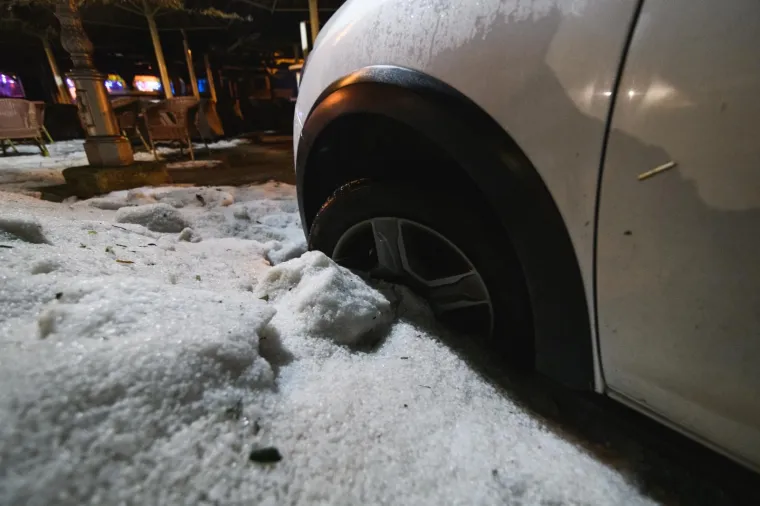 Snažna tuča pogodila hrvatsku obalu, u Pako&scaron;tanima aute iz leda izvlačili bagerom!