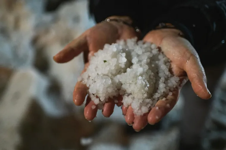 Snažna tuča pogodila hrvatsku obalu, u Pako&scaron;tanima aute iz leda izvlačili bagerom!
