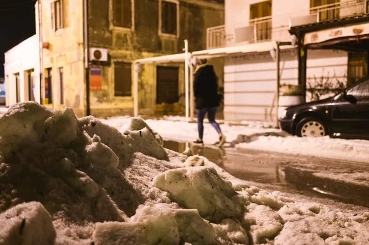 Snažna tuča pogodila hrvatsku obalu, u Pako&scaron;tanima aute iz leda izvlačili bagerom!