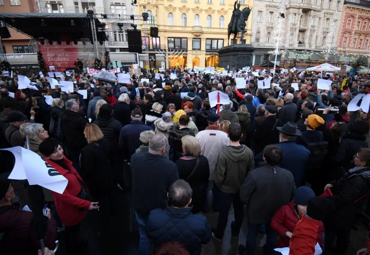 Stotine Zagrepčana skupile se na prosvjedu protiv Bandića: 'Zagreb je spreman! Odstupi!'