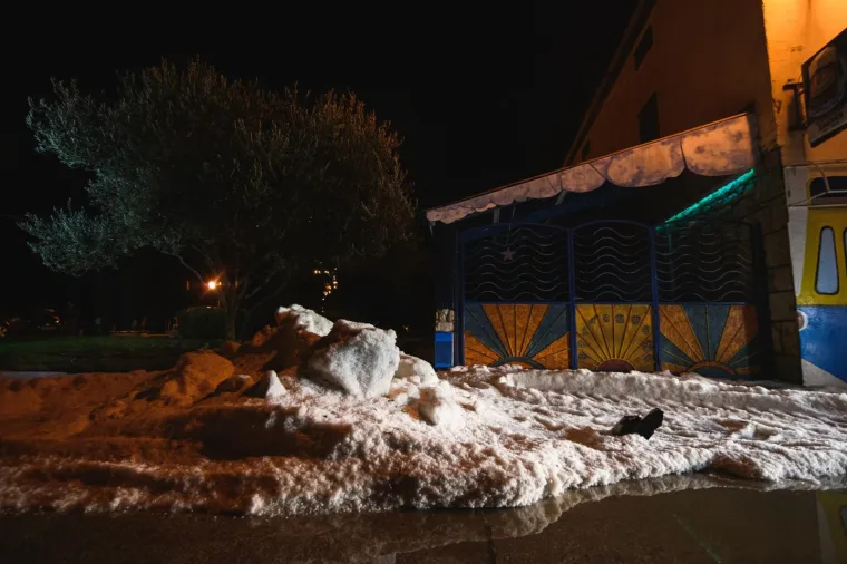 TUČA ZATRPALA PAKO&Scaron;TANE: Sve se zabijelilo, automobili zapeli u ledenim lopticama