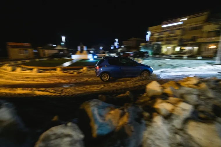 TUČA ZATRPALA PAKO&Scaron;TANE: Sve se zabijelilo, automobili zapeli u ledenim lopticama