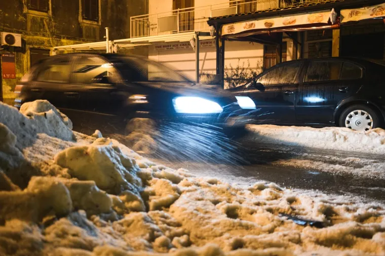 TUČA ZATRPALA PAKO&Scaron;TANE: Sve se zabijelilo, automobili zapeli u ledenim lopticama