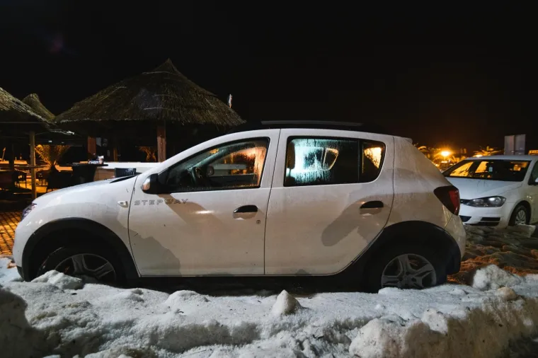 TUČA ZATRPALA PAKO&Scaron;TANE: Sve se zabijelilo, automobili zapeli u ledenim lopticama