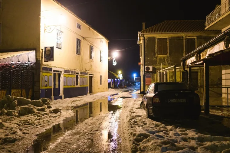 TUČA ZATRPALA PAKO&Scaron;TANE: Sve se zabijelilo, automobili zapeli u ledenim lopticama