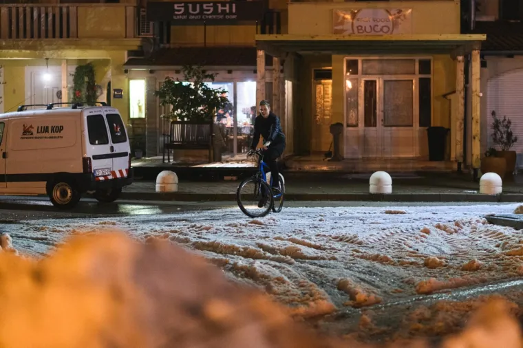 TUČA ZATRPALA PAKO&Scaron;TANE: Sve se zabijelilo, automobili zapeli u ledenim lopticama