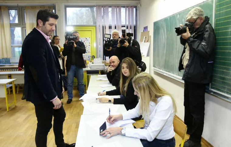 Kandidat za predsjednika Republike Hrvatske, Dejan Kovač, glasovao je na izborima za predsjednika Republike Hrvatske u Osnovnoj &scaron;koli Borovje. Izjavio je kako će ostatak dana provesti s obitelji