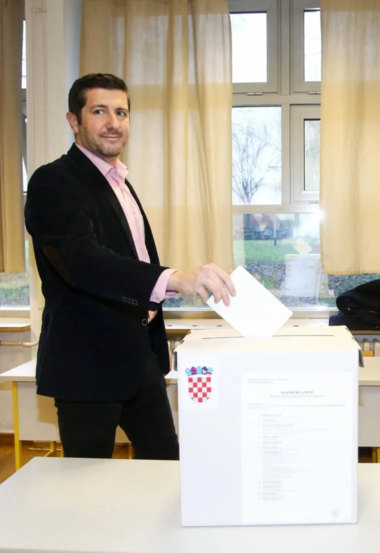 Kandidat za predsjednika Republike Hrvatske, Dejan Kovač, glasovao je na izborima za predsjednika Republike Hrvatske u Osnovnoj &scaron;koli Borovje. Izjavio je kako će ostatak dana provesti s obitelji