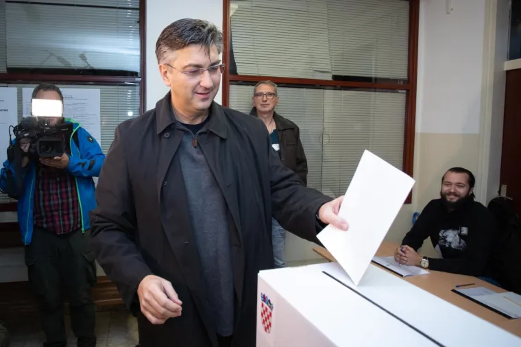 Predsjednik Vlade RH, Andrej Plenković, glasovao je na izborima za predsjednika Republike Hrvatske u Područnom uredu Črnomerec na Trgu Francuske Republike