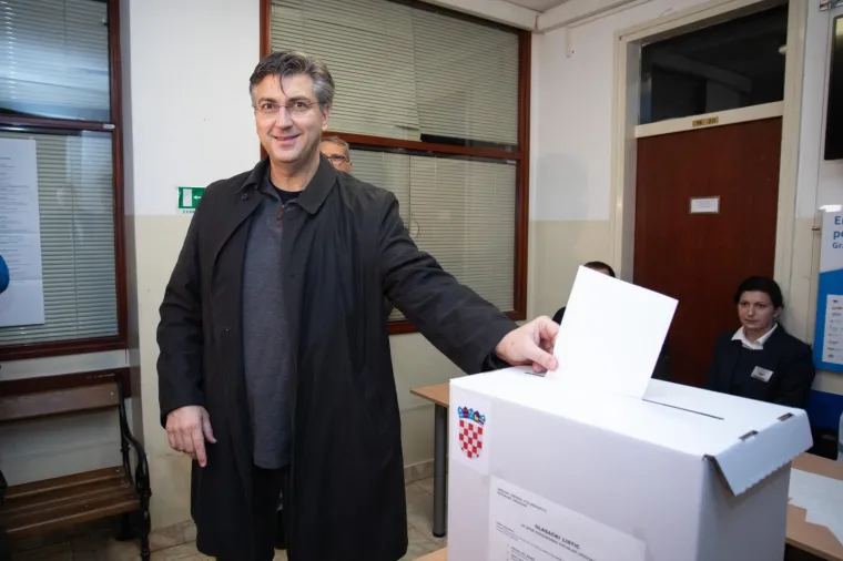Predsjednik Vlade RH, Andrej Plenković, glasovao je na izborima za predsjednika Republike Hrvatske u Područnom uredu Črnomerec na Trgu Francuske Republike