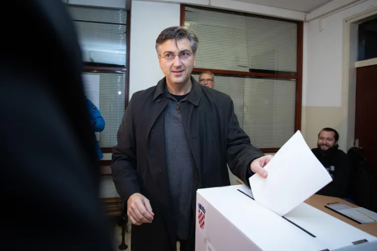 Predsjednik Vlade RH, Andrej Plenković, glasovao je na izborima za predsjednika Republike Hrvatske u Područnom uredu Črnomerec na Trgu Francuske Republike