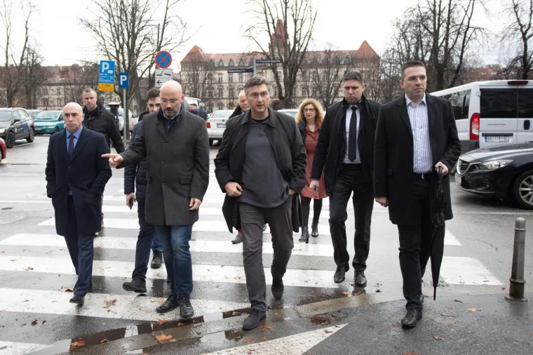 Predsjednik Vlade RH, Andrej Plenković, glasovao je na izborima za predsjednika Republike Hrvatske u Područnom uredu Črnomerec na Trgu Francuske Republike