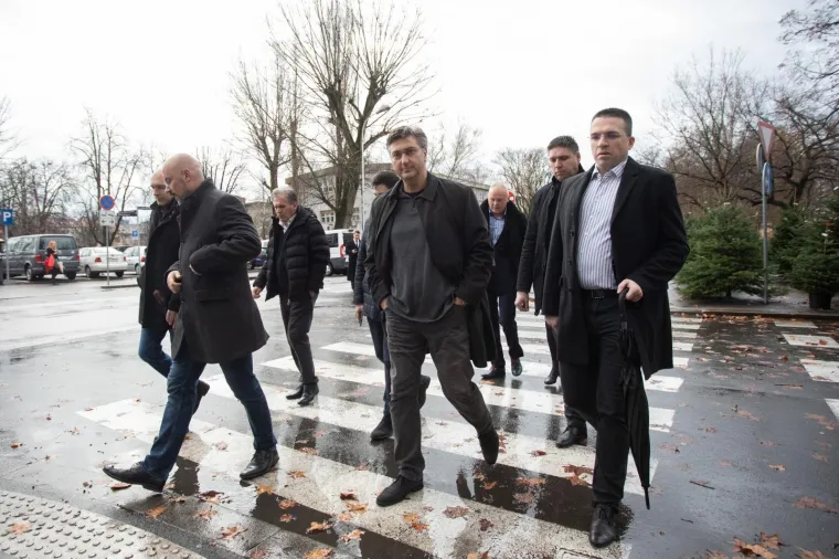 Predsjednik Vlade RH, Andrej Plenković, glasovao je na izborima za predsjednika Republike Hrvatske u Područnom uredu Črnomerec na Trgu Francuske Republike