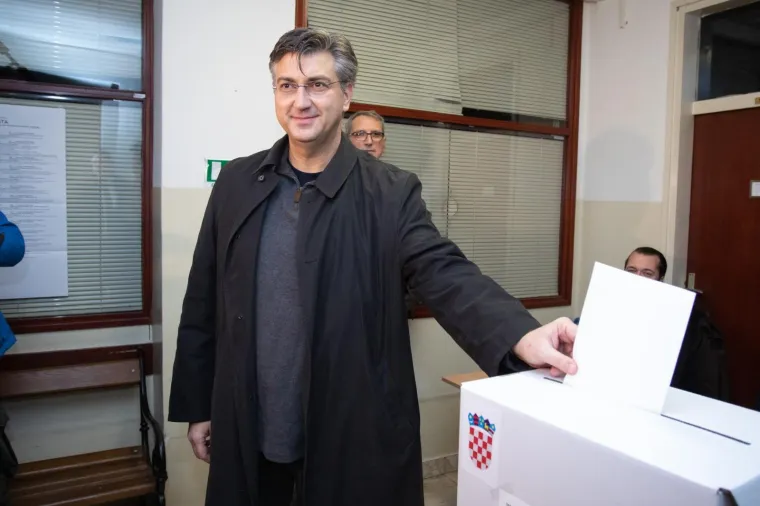 Predsjednik Vlade RH, Andrej Plenković, glasovao je na izborima za predsjednika Republike Hrvatske u Područnom uredu Črnomerec na Trgu Francuske Republike
