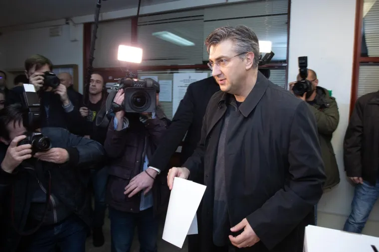 Predsjednik Vlade RH, Andrej Plenković, glasovao je na izborima za predsjednika Republike Hrvatske u Područnom uredu Črnomerec na Trgu Francuske Republike