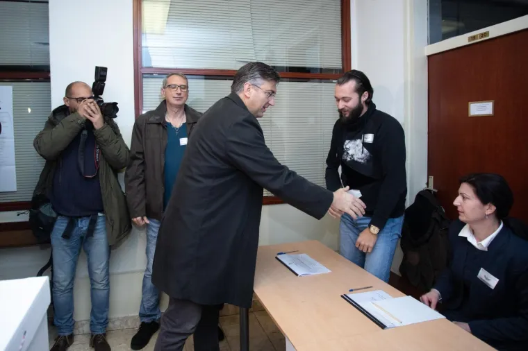 Predsjednik Vlade RH, Andrej Plenković, glasovao je na izborima za predsjednika Republike Hrvatske u Područnom uredu Črnomerec na Trgu Francuske Republike