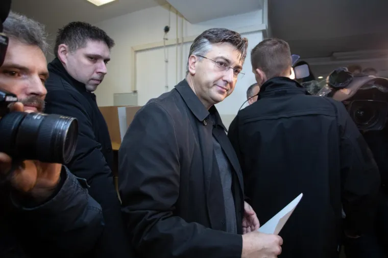 Predsjednik Vlade RH, Andrej Plenković, glasovao je na izborima za predsjednika Republike Hrvatske u Područnom uredu Črnomerec na Trgu Francuske Republike