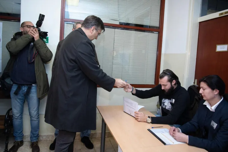 Predsjednik Vlade RH, Andrej Plenković, glasovao je na izborima za predsjednika Republike Hrvatske u Područnom uredu Črnomerec na Trgu Francuske Republike