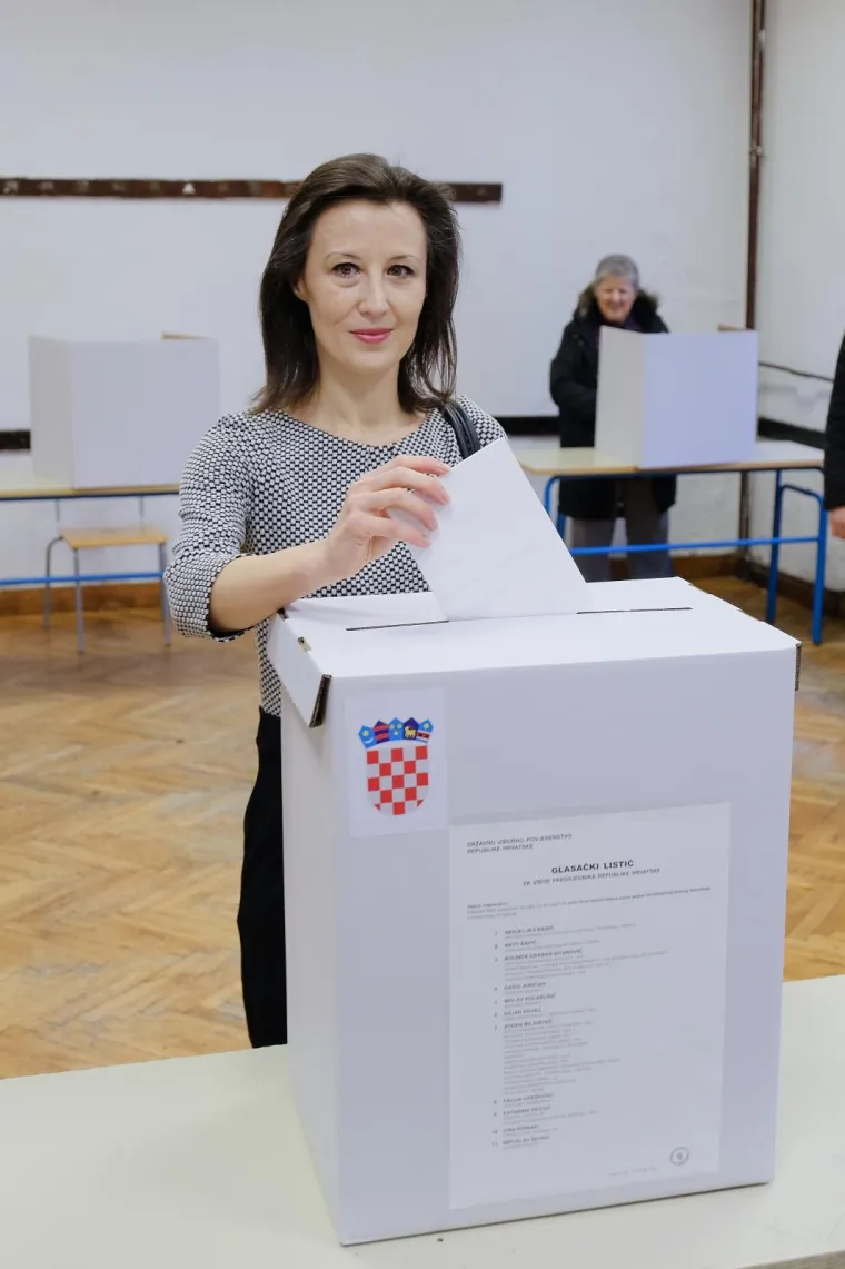 Kandidatkinja na predsjedničkim izborima, Dalija Ore&scaron;ković, glasovala je na izborima za predsjednika Republike Hrvatske u VII. gimnaziji u Zagrebu