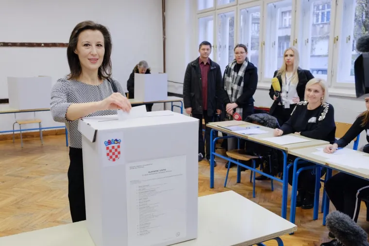 Kandidatkinja na predsjedničkim izborima, Dalija Ore&scaron;ković, glasovala je na izborima za predsjednika Republike Hrvatske u VII. gimnaziji u Zagrebu