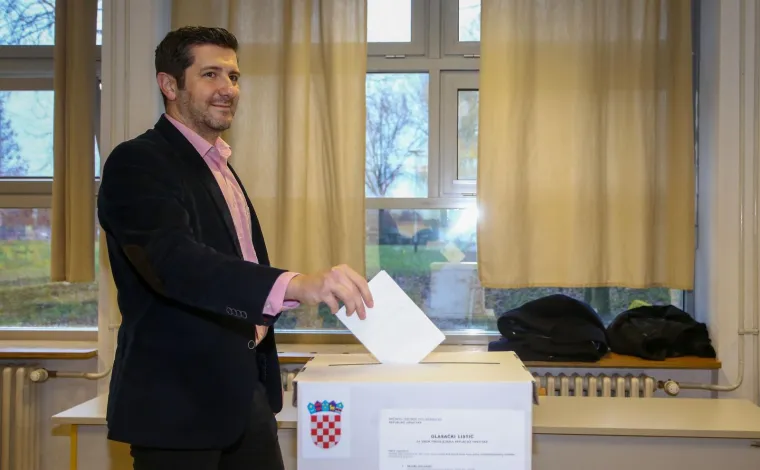 Predsjednički kandidati su svoju građansku dužnost obavili već u prijepodnevnim satima, a pojedini su do&scaron;li i prije otvaranja birali&scaron;ta. Mahom će ostatak dana provesti u krugu obitelji, barem kako su sami izjavili