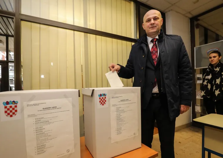 Predsjednički kandidati su svoju građansku dužnost obavili već u prijepodnevnim satima, a pojedini su do&scaron;li i prije otvaranja birali&scaron;ta. Mahom će ostatak dana provesti u krugu obitelji, barem kako su sami izjavili