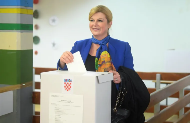 Predsjednica RH, Kolinda Grabar-Kitarović, glasovala je u dru&scaron;tvu supruga Jakova na izborima za predsjednika Republike Hrvatske u prostorijama O&Scaron; Matka Laginje. Pozvala je građane da izađu na birali&scaron;ta u &scaron;to većem broju