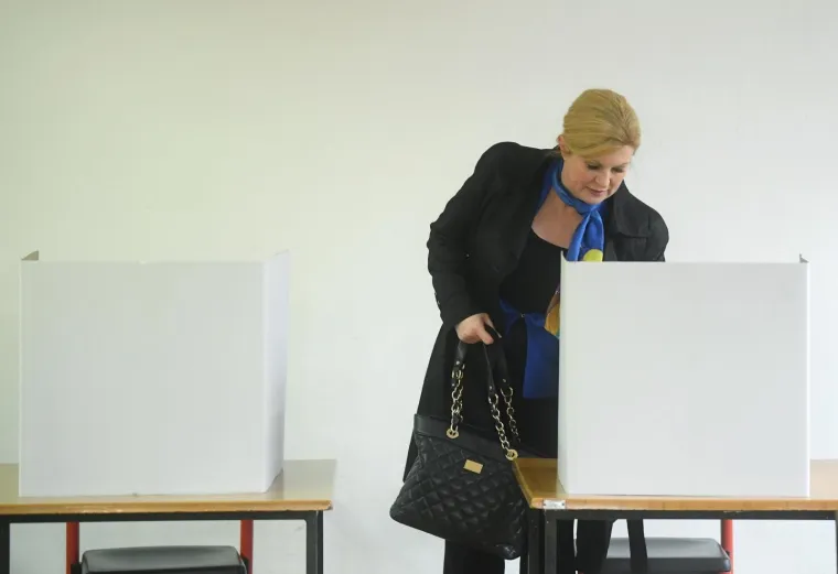 Predsjednica RH, Kolinda Grabar-Kitarović, glasovala je u dru&scaron;tvu supruga Jakova na izborima za predsjednika Republike Hrvatske u prostorijama O&Scaron; Matka Laginje. Pozvala je građane da izađu na birali&scaron;ta u &scaron;to većem broju