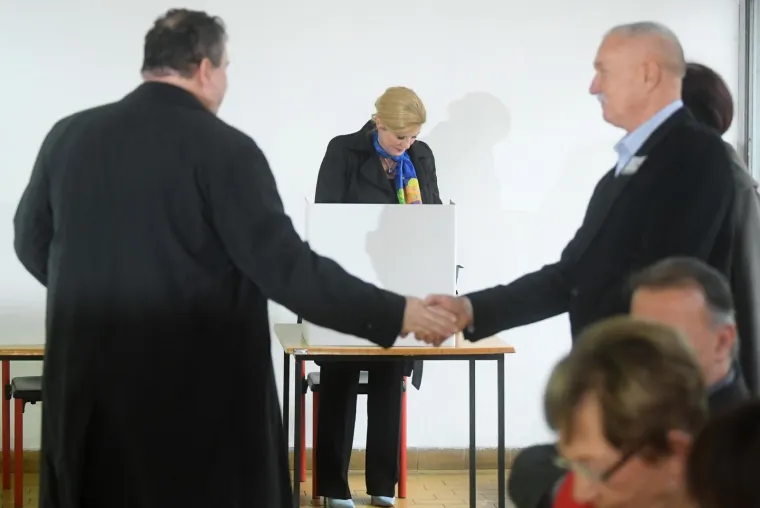 Predsjednica RH, Kolinda Grabar-Kitarović, glasovala je u dru&scaron;tvu supruga Jakova na izborima za predsjednika Republike Hrvatske u prostorijama O&Scaron; Matka Laginje. Pozvala je građane da izađu na birali&scaron;ta u &scaron;to većem broju