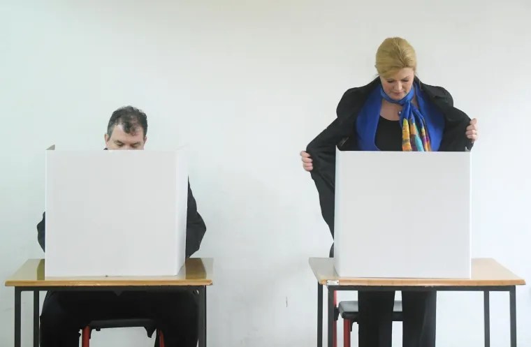 Predsjednica RH, Kolinda Grabar-Kitarović, glasovala je u dru&scaron;tvu supruga Jakova na izborima za predsjednika Republike Hrvatske u prostorijama O&Scaron; Matka Laginje. Pozvala je građane da izađu na birali&scaron;ta u &scaron;to većem broju