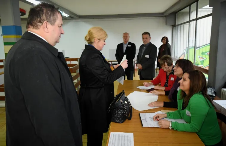 Predsjednica RH, Kolinda Grabar-Kitarović, glasovala je u dru&scaron;tvu supruga Jakova na izborima za predsjednika Republike Hrvatske u prostorijama O&Scaron; Matka Laginje. Pozvala je građane da izađu na birali&scaron;ta u &scaron;to većem broju