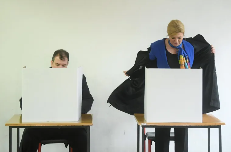 Predsjednica RH, Kolinda Grabar-Kitarović, glasovala je u dru&scaron;tvu supruga Jakova na izborima za predsjednika Republike Hrvatske u prostorijama O&Scaron; Matka Laginje. Pozvala je građane da izađu na birali&scaron;ta u &scaron;to većem broju