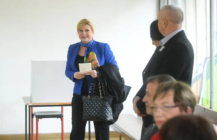 Predsjednica RH, Kolinda Grabar-Kitarović, glasovala je u dru&scaron;tvu supruga Jakova na izborima za predsjednika Republike Hrvatske u prostorijama O&Scaron; Matka Laginje. Pozvala je građane da izađu na birali&scaron;ta u &scaron;to većem broju