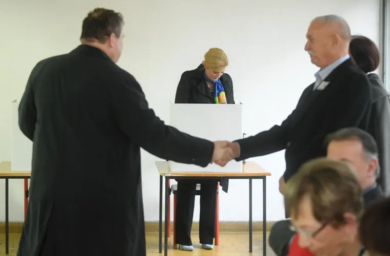Predsjednica RH, Kolinda Grabar-Kitarović, glasovala je u dru&scaron;tvu supruga Jakova na izborima za predsjednika Republike Hrvatske u prostorijama O&Scaron; Matka Laginje. Pozvala je građane da izađu na birali&scaron;ta u &scaron;to većem broju