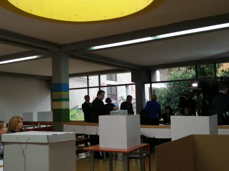 Predsjednica RH, Kolinda Grabar-Kitarović, glasovala je u dru&scaron;tvu supruga Jakova na izborima za predsjednika Republike Hrvatske u prostorijama O&Scaron; Matka Laginje. Pozvala je građane da izađu na birali&scaron;ta u &scaron;to većem broju