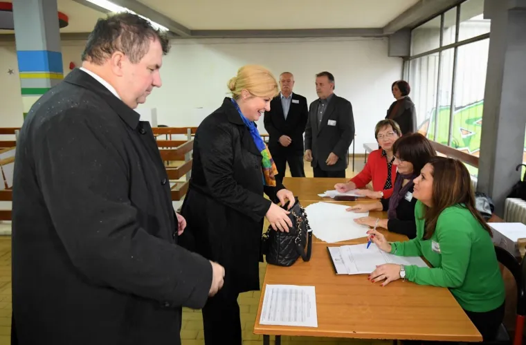 Predsjednica RH, Kolinda Grabar-Kitarović, glasovala je u dru&scaron;tvu supruga Jakova na izborima za predsjednika Republike Hrvatske u prostorijama O&Scaron; Matka Laginje. Pozvala je građane da izađu na birali&scaron;ta u &scaron;to većem broju