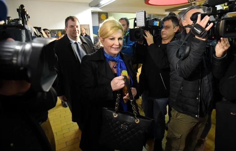 Predsjednica RH, Kolinda Grabar-Kitarović, glasovala je u dru&scaron;tvu supruga Jakova na izborima za predsjednika Republike Hrvatske u prostorijama O&Scaron; Matka Laginje. Pozvala je građane da izađu na birali&scaron;ta u &scaron;to većem broju