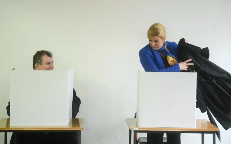 Predsjednica RH, Kolinda Grabar-Kitarović, glasovala je u dru&scaron;tvu supruga Jakova na izborima za predsjednika Republike Hrvatske u prostorijama O&Scaron; Matka Laginje. Pozvala je građane da izađu na birali&scaron;ta u &scaron;to većem broju