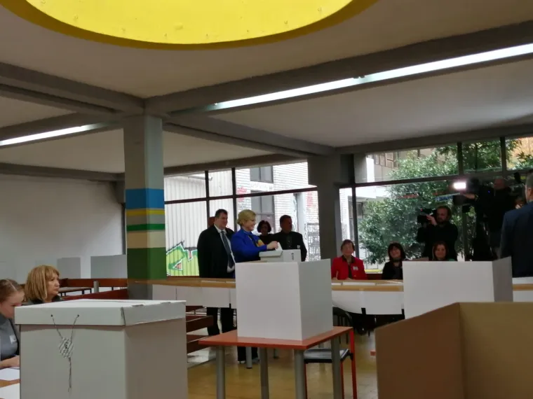 Predsjednica RH, Kolinda Grabar-Kitarović, glasovala je u dru&scaron;tvu supruga Jakova na izborima za predsjednika Republike Hrvatske u prostorijama O&Scaron; Matka Laginje. Pozvala je građane da izađu na birali&scaron;ta u &scaron;to većem broju