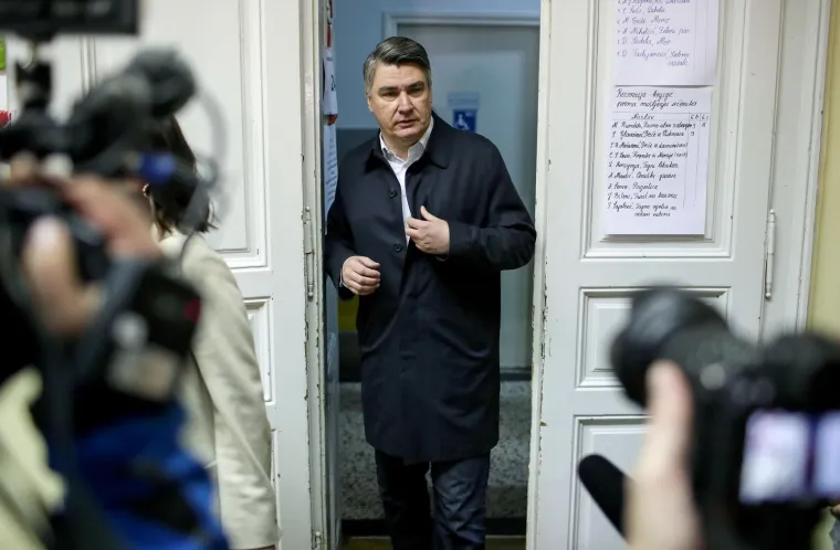 Kandidat za predsjednika Republike Hrvatske, Zoran Milanović u dru&scaron;tvu supruge je glasovao je na izborima za predsjednika Republike Hrvatske u O&Scaron; Petra Zrinskog