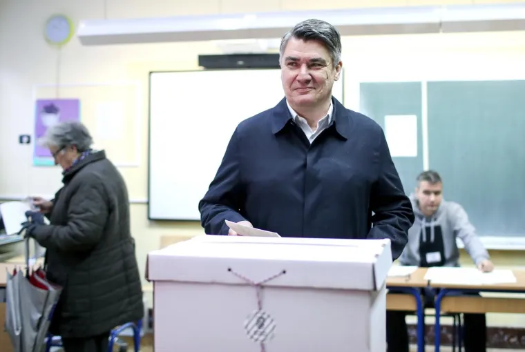 Kandidat za predsjednika Republike Hrvatske, Zoran Milanović u dru&scaron;tvu supruge je glasovao je na izborima za predsjednika Republike Hrvatske u O&Scaron; Petra Zrinskog