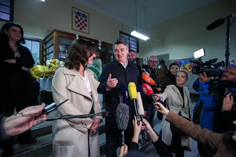 Kandidat za predsjednika Republike Hrvatske, Zoran Milanović u dru&scaron;tvu supruge je glasovao je na izborima za predsjednika Republike Hrvatske u O&Scaron; Petra Zrinskog