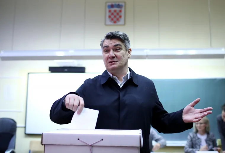 Kandidat za predsjednika Republike Hrvatske, Zoran Milanović u dru&scaron;tvu supruge je glasovao je na izborima za predsjednika Republike Hrvatske u O&Scaron; Petra Zrinskog