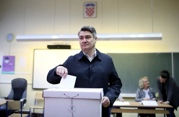 Kandidat za predsjednika Republike Hrvatske, Zoran Milanović u dru&scaron;tvu supruge je glasovao je na izborima za predsjednika Republike Hrvatske u O&Scaron; Petra Zrinskog