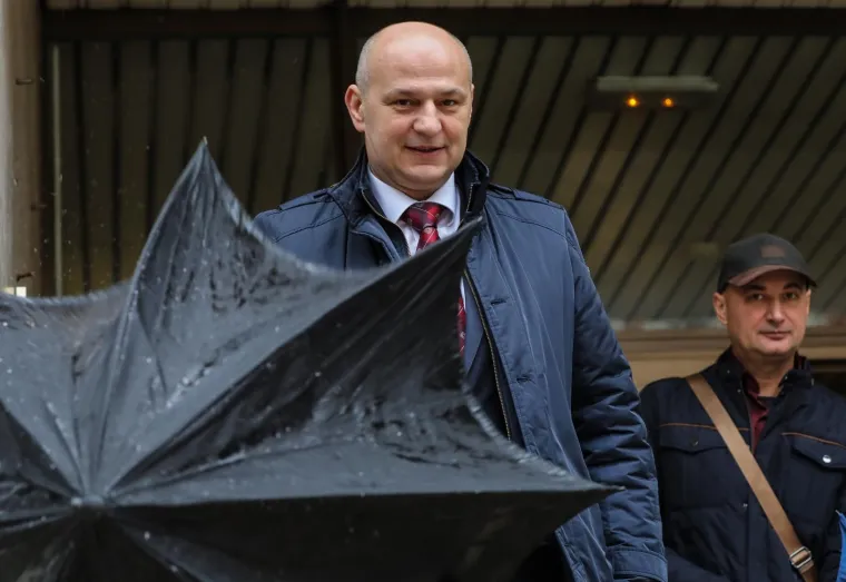 Kandidat za predsjednika Republike Hrvatske Mislav Kolaku&scaron;ic glasovao je na izborima za predsjednika Republike Hrvatske u prostorijama MUP-a RH Ravnateljstva civilne za&scaron;tite. Izjavio je kako će provesti dan kod kuće u krugu obitelji jer je ipak 'ovo stresan dan'