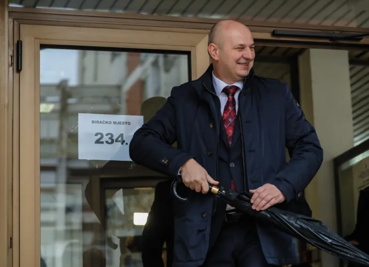 Kandidat za predsjednika Republike Hrvatske Mislav Kolaku&scaron;ic glasovao je na izborima za predsjednika Republike Hrvatske u prostorijama MUP-a RH Ravnateljstva civilne za&scaron;tite. Izjavio je kako će provesti dan kod kuće u krugu obitelji jer je ipak 'ovo stresan dan'