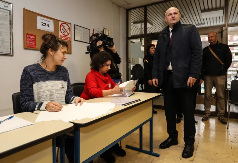 Kandidat za predsjednika Republike Hrvatske Mislav Kolaku&scaron;ic glasovao je na izborima za predsjednika Republike Hrvatske u prostorijama MUP-a RH Ravnateljstva civilne za&scaron;tite. Izjavio je kako će provesti dan kod kuće u krugu obitelji jer je ipak 'ovo stresan dan'