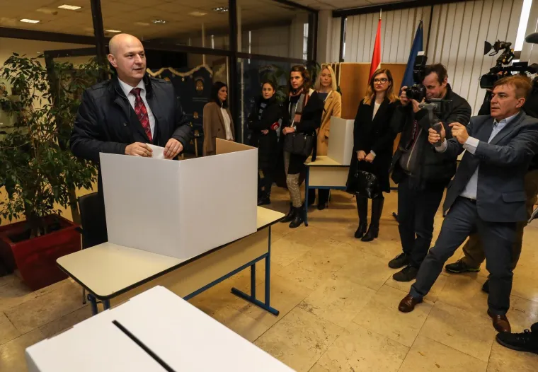 Kandidat za predsjednika Republike Hrvatske Mislav Kolaku&scaron;ic glasovao je na izborima za predsjednika Republike Hrvatske u prostorijama MUP-a RH Ravnateljstva civilne za&scaron;tite. Izjavio je kako će provesti dan kod kuće u krugu obitelji jer je ipak 'ovo stresan dan'