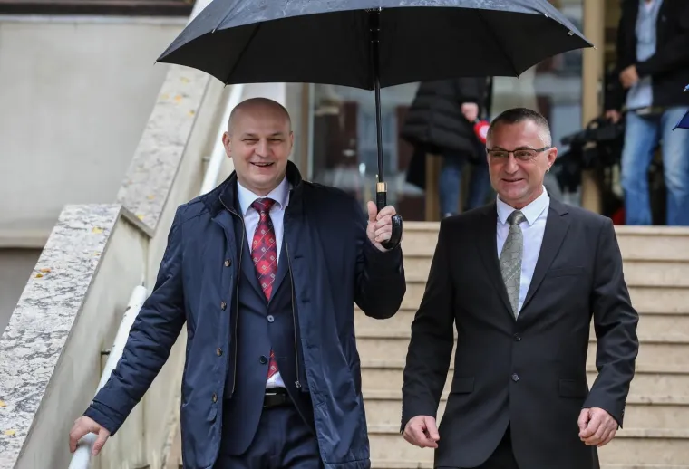 Kandidat za predsjednika Republike Hrvatske Mislav Kolaku&scaron;ic glasovao je na izborima za predsjednika Republike Hrvatske u prostorijama MUP-a RH Ravnateljstva civilne za&scaron;tite. Izjavio je kako će provesti dan kod kuće u krugu obitelji jer je ipak 'ovo stresan dan'