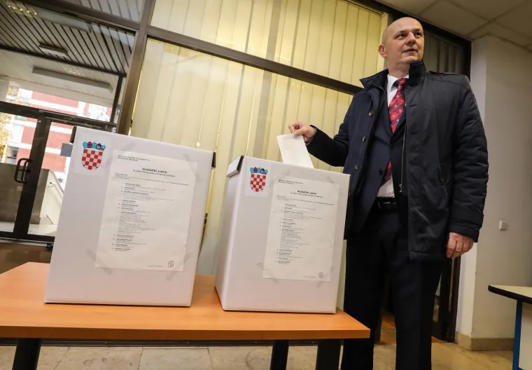 Kandidat za predsjednika Republike Hrvatske Mislav Kolaku&scaron;ic glasovao je na izborima za predsjednika Republike Hrvatske u prostorijama MUP-a RH Ravnateljstva civilne za&scaron;tite. Izjavio je kako će provesti dan kod kuće u krugu obitelji jer je ipak 'ovo stresan dan'